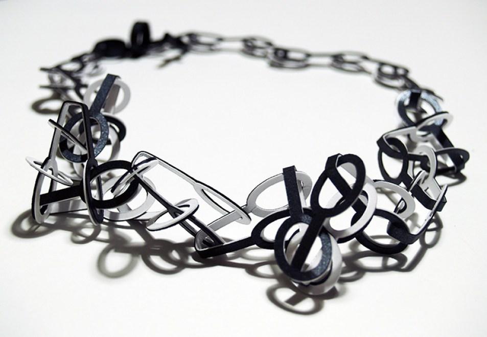 full_Necklace_Link_small_O_black_and_white_detail_web
